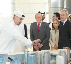 Su Majestad el Rey ante la maqueta del nuevo centro financiero de Abu Dhabi